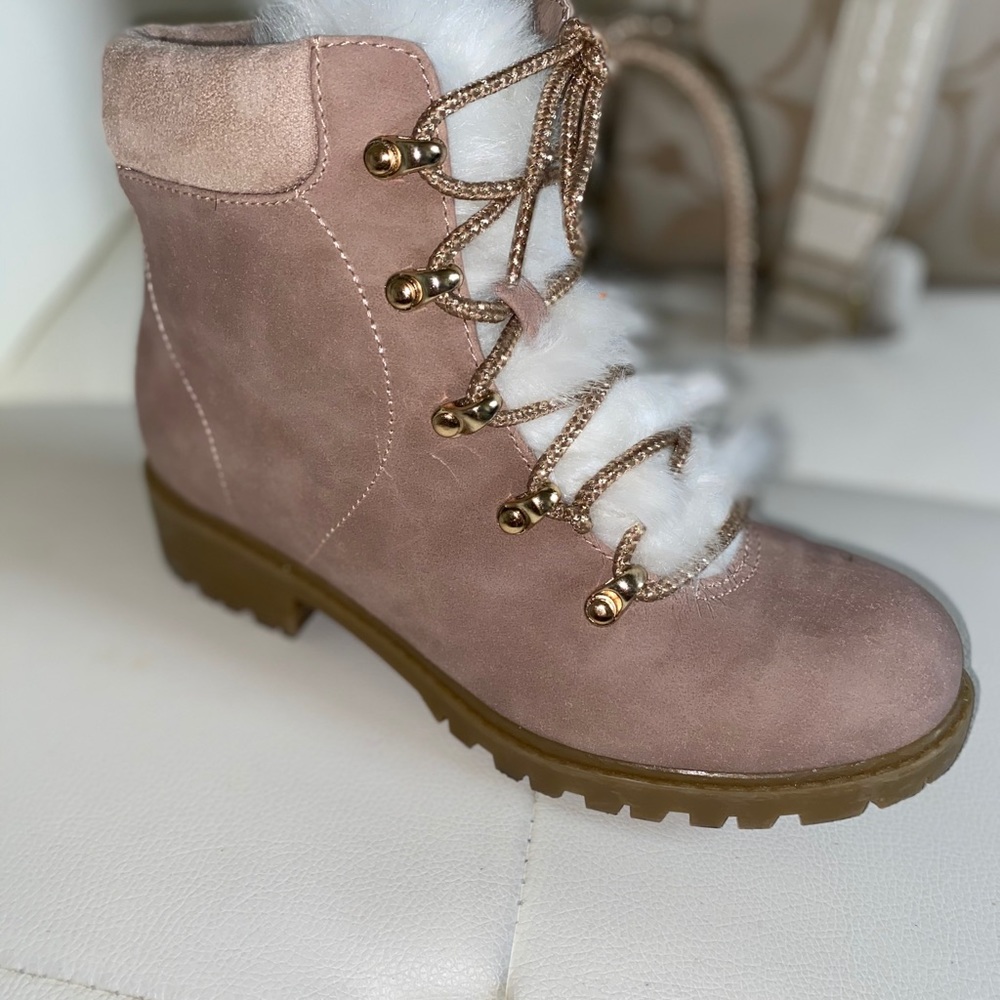 Light pink boots with fuzzy tongue